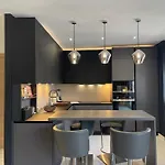 Spacious And Stylish One-bedroom On Place De Gaulle Lägenhet