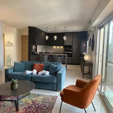 Spacious And Stylish One-bedroom On Place De Gaulle *