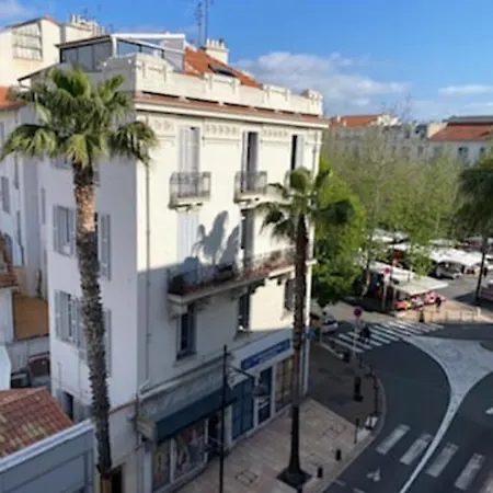 Spacious And Stylish One-bedroom On Place De Gaulle Lägenhet