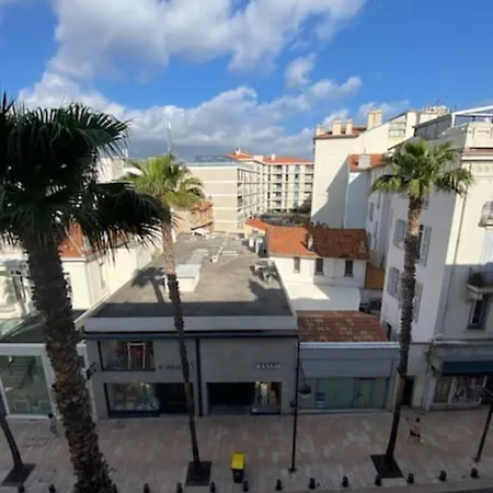 Spacious And Stylish One-bedroom On Place De Gaulle Lägenhet Antibes